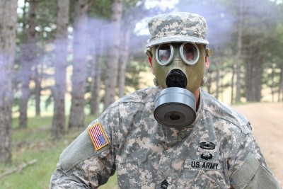 士兵戴着防毒面具在大自然中