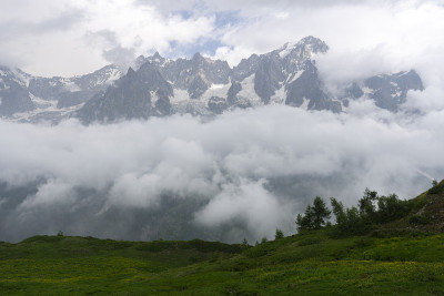 阿尔卑斯山的景观。因为暴风雨的天气，山峰被云雾覆盖
