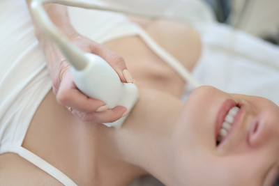 医生对女性甲状腺进行超声检查