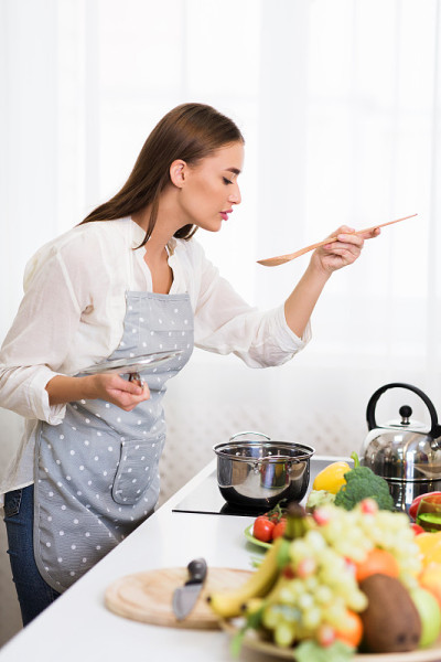 千禧女煲汤，用勺子品尝