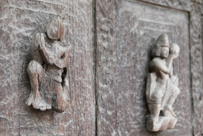 缅甸曼德勒shwenanaw寺外墙上雕刻人物特写