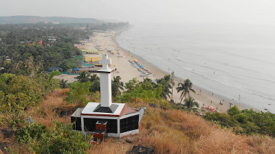 鸟瞰图基督教十字架上的一座山在Arambol，印度