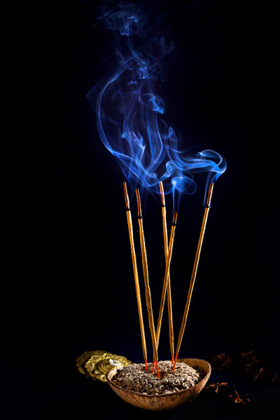 点燃一些熏香。