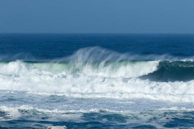 海浪拍打着海滩