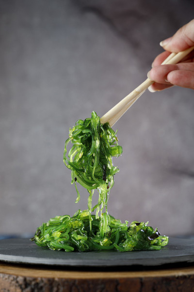 用筷子夹裙带菜沙拉