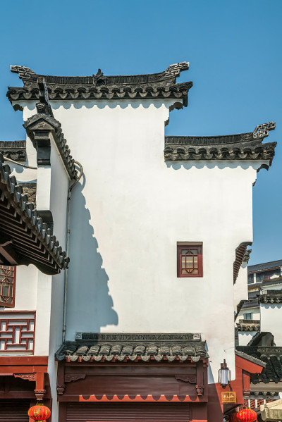 街景的古老建筑与白色的墙壁和灰色的瓷砖