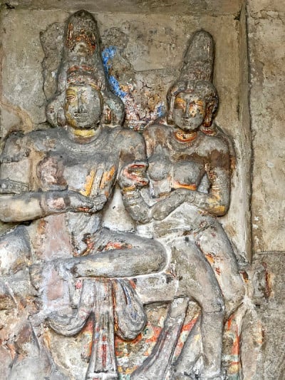 在印度泰米尔纳德邦坎奇普兰的古老Kanchi Kailasanathar寺庙的小神殿中，砂岩雕刻的湿