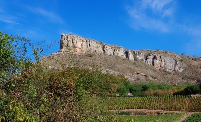 La Roche de Solutré在勃艮第的蓝天下
