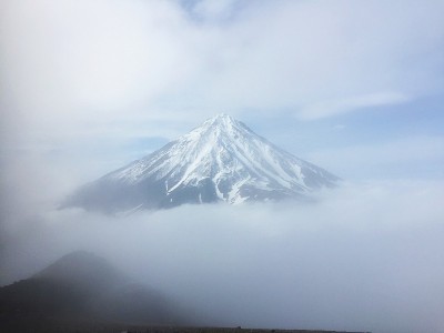 透过云层可以看到火山的顶部