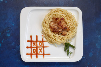 盘子里有意大利面和肉排，一字一字酱。孩子的菜单
