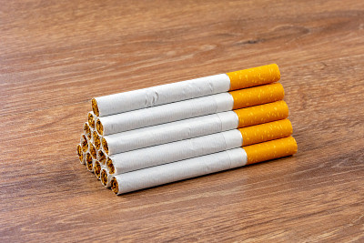 特写滤嘴香烟，以木制为背景的反吸烟运动