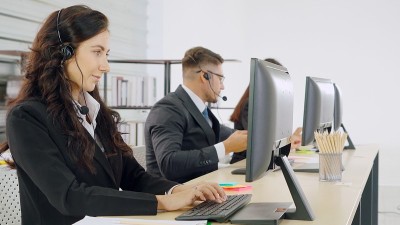 商务人员戴着耳机在办公室工作