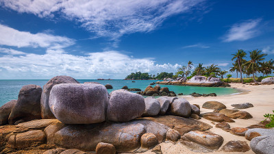 在Berhala岛kepulauan Riau的全景海滩和岩层照片