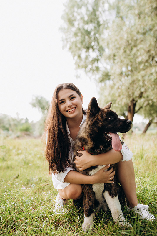 美国秋田犬和一男一女一起散步