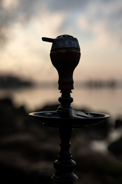 自然的水烟顶部。日落时间和湖的背景。