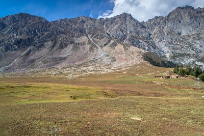 白雪覆盖的高山、高山草甸和当地的山区居民点
