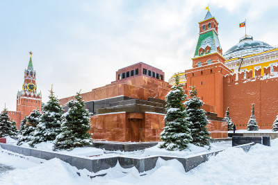 俄罗斯冬季的莫斯科红场。白雪覆盖的莫斯科克里姆林宫旁的列宁陵墓。