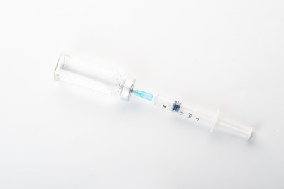 注射器和疫苗在白色背景上