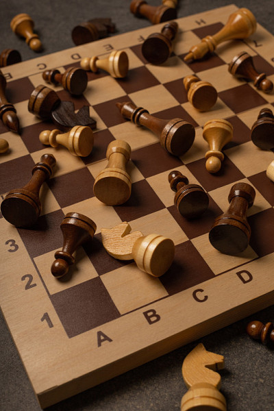 国际象棋棋子乱七八糟地散落在棋盘上