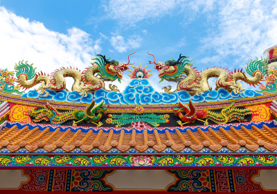 中国寺庙屋顶上的彩龙雕像