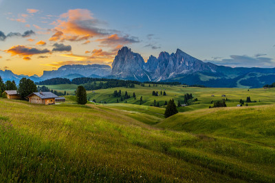 意大利Dolomites的langkofel山和Alpe di siusi (Seiser Alm)