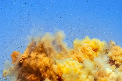 雷管爆炸时飞溅的岩石和粉尘云