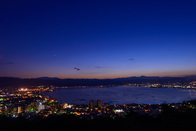 苏瓦市的夜景