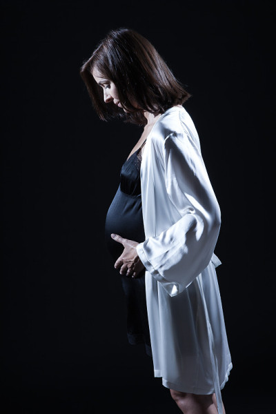 穿着睡衣的漂亮白人孕妇