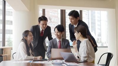 亚洲商务人士在办公室开会