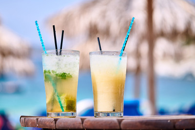 在热带海滩喝两杯鸡尾酒