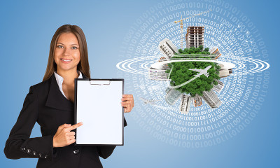 美丽的女商人拿着纸夹。有建筑物和人物的地球