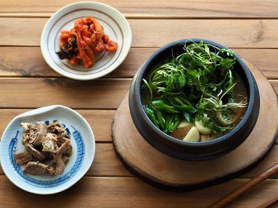 韩国美食荠菜豆瓣酱汤