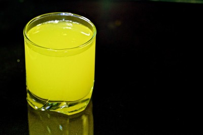 黑色背景的黄色鸡尾酒。