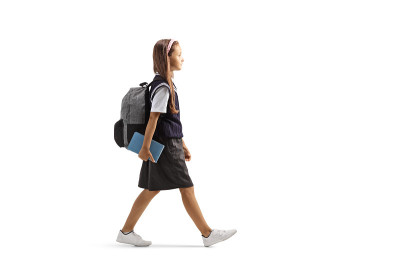 女学生拿着书走着