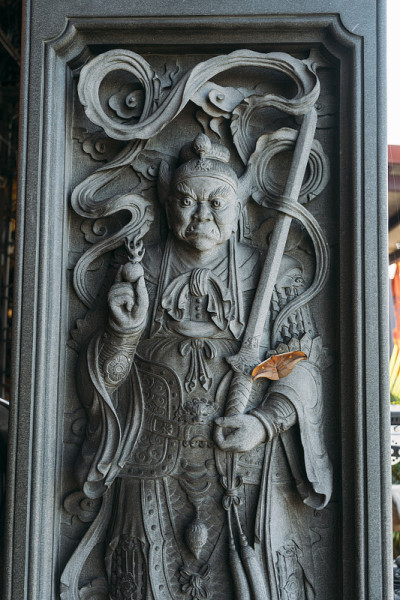 台湾台北市赤南寺石雕佛像与剑。