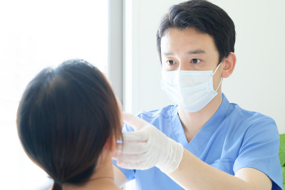 亚洲医生在医院进行体检