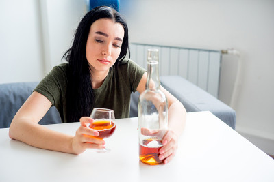 酒精上瘾的女人