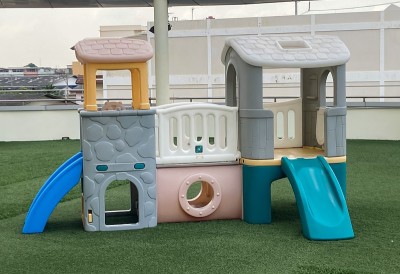 孩子们的玩具屋在操场上