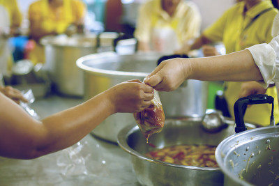 与贫困社区的人们分享食物:喂养的概念