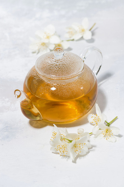 新鲜的茉莉花茶在玻璃茶壶