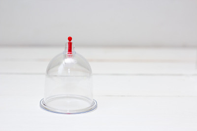 一个白色木制的hijama jar。放血。Sunnah治疗。伊斯兰教。