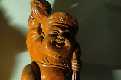 大国和惠比秀的木雕微笑，邀请财富和好运与锤子