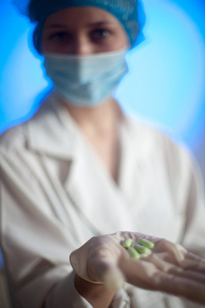 护士手里拿着药在医院