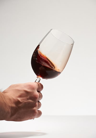用手摇红酒杯
