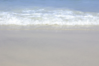 蓝色的海浪在沙滩上
