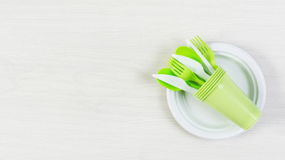 塑料一次性餐具。食物塑料木制背景俯视图。回收塑料和生态理念。塑料垃圾。