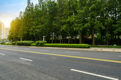 中国青岛的城市道路和现代化的办公大楼
