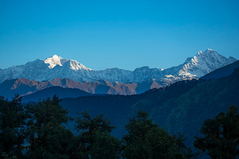 10月的一个早晨，北阿坎德邦的乔波塔山谷的kedarnath峰和其他山峰