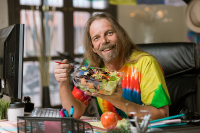 长头发的男人吃健康午餐