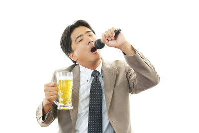 男人带着啤酒唱卡拉ok